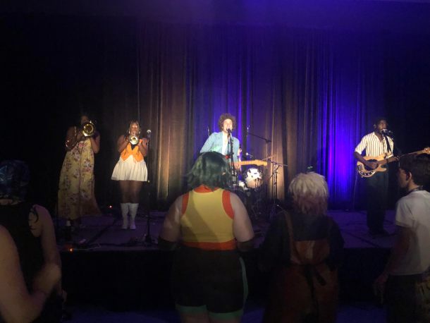 Raspberry Pie records a live album with the audience.